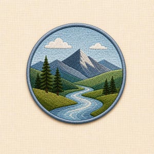 Pode incluir: Um emblema bordado circular apresentando uma paisagem com um rio azul sinuoso fluindo através de colinas verdes. Pinheiros verde-escuros estão nas encostas gramadas, enquanto montanhas azuis com picos nevados se erguem ao fundo.