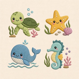 Puede incluir: Criaturas marinas bordadas: una tortuga verde, una estrella de mar amarilla, una ballena azul y un caballito de mar turquesa. Cada personaje tiene una cara sonriente y está rodeado de coral, algas y burbujas.