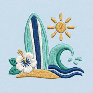 Puede incluir: Un parche bordado que muestra una tabla de surf de color verde azulado y azul marino sobre una duna de arena beige, junto a una flor de hibisco blanca con hojas verdes, una ola estilizada y un sol amarillo dorado sobre fondo azul.