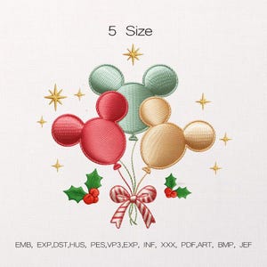 Puede incluir: Diseño bordado con globos con forma de Mickey Mouse en rojo, verde y dorado, atados con un lazo a rayas y adornos de acebo. Estrellas doradas rodean los globos. El texto "5 Size" está en la parte superior.