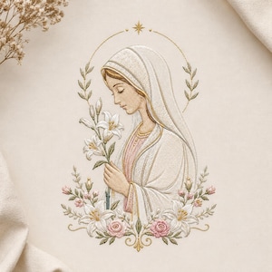 Puede incluir: Imagen bordada de una mujer con velo blanco, sosteniendo lirios blancos. La obra presenta un halo dorado, una estrella y un borde floral con rosas rosas y hojas verdes. La mujer lleva un vestido rosa y blanco.