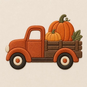 Könnte beinhalten: Ein gestickter Aufnäher mit einem orangefarbenen Vintage-Pickup-Truck mit brauner Holzpritsche. Die Ladefläche ist mit zwei orangefarbenen Kürbissen, einem großen und einem kleinen, sowie einem einzelnen grünen Blatt gefüllt. Die Räder sind schwarz und cremefarben.