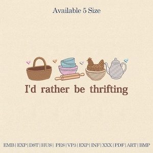 Puede incluir: Diseño bordado con una cesta, cuencos, rodillo, pollo y tetera. El texto "I'd rather be thrifting" está debajo de las ilustraciones. El texto "Available 5 Size" está en la parte superior. Abreviaturas de tipo de archivo en la parte inferior.