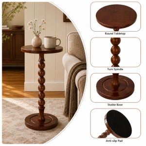 Op de afbeelding: Een donkerbruine houten bijzettafel met een rond tafelblad, een decoratieve gedraaide spilpoot en een stabiele ronde voet. De onderkant van de voet is voorzien van een zwarte antislipmat. De tafel wordt in zijn geheel en in detail getoond.