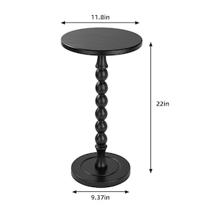 Op de afbeelding: Een zwarte bijzettafel met een rond blad, een centrale kolom met een gestapeld bolontwerp en een ronde voet. De tafel heeft een diameter van 11,8 inch aan de bovenkant, 9,37 inch aan de voet en een hoogte van 22 inch.