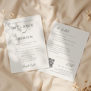 Puede incluir: Dos tarjetas de invitación de boda blancas con texto negro. Las tarjetas incluyen los nombres "Melanie y Simon", detalles del evento e información de RSVP. Las tarjetas están sobre una superficie color crema.