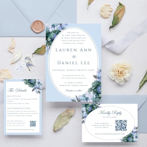 以下が含まれることがあります： フローラルアクセントと「Lauren Ann」と「Daniel Lee」の名前が特徴の、水色のウェディング招待状セット。招待状、詳細カード、返信カードが含まれており、返信カードにはQRコードが付いています。
