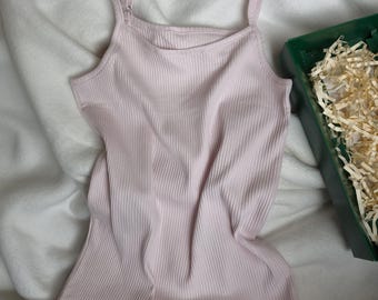 Blusa básica de tirantes ajustables acanalados de color rosa empolvado / Ropa interior y exterior flexible de algodón