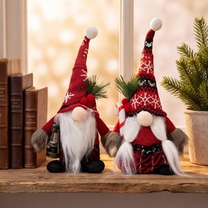 Kerstkabouterdecoratie, gebreide muts met kabouterfiguurtje, Scandinavische feestdecoratie voor op tafel, decoratie voor de schoorsteenmantel, kerstcadeau
