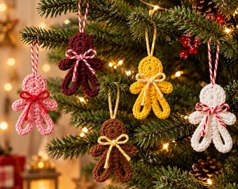 Könnte beinhalten: Fünf gehäkelte Lebkuchenmännchen-Ornamente in Rosa, Dunkelrot, Gelb, Braun und Weiß. Jede Figur ist mit einer kleinen Schleife am Hals versehen und besitzt eine Aufhängeschlaufe aus gestreifter oder karierter Kordel an einem Tannenbaum.