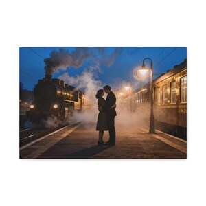Peut inclure: Impression sur toile d'une scène romantique à une gare au crépuscule. Un couple s'embrasse sur le quai, avec une locomotive à vapeur vintage. La scène est éclairée par des lampadaires, créant une atmosphère nostalgique.