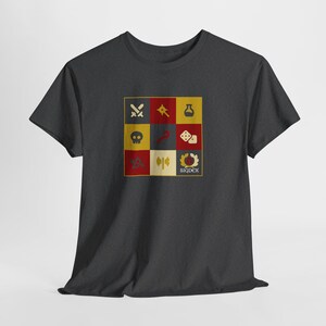 Könnte beinhalten: Dunkelgraues T-Shirt mit einem quadratischen Design mit neun Symbolen in Rot, Gelb und Weiß. Die Symbole umfassen ein Schwert, einen Totenkopf, einen Schlüssel, Würfel und einen Kolben. Das Wort "SIGDEX" ist in Weiß in einem Kranz gedruckt.
