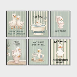 Peut inclure: Un ensemble de six affiches murales illustrant des canards de dessin animé dans une salle de bain sur fond rayé vert sauge. Les textes incluent WASH YOUR HANDS BEFORE YOU WADDLE AWAY, TUB TIME, GIVE IT A FLUSH, POTTY TIME, DON'T FORGET THOSE TINY TOES et DON'T WORRY... YOUR TOOTHBRUSH IS READY.