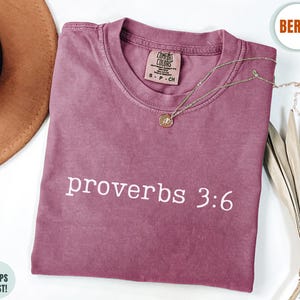 Chemise Proverbes 3:6 Comfort Colors®, t-shirt teint en pièce verset de la Bible chrétienne, cadeau de vêtement religieux minimaliste