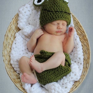 Crochet Pattern Frog Hat and Diaper Cover PDF image 1