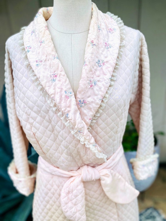 Barbizon Vintage Quilted Pink Robe with Floral Em… - image 2