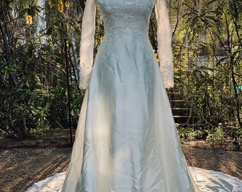 1960s Maurer Original Vintage Wedding Dress with Long Sleeves and Floral Lace Applique
