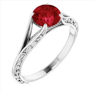 Può includere: Un anello d'argento con una grande gemma rotonda di colore rosso intenso. L'anello presenta un design a gambo diviso con motivi a foglie vorticose sulla fascia. La gemma è tenuta in posizione da quattro griffe.