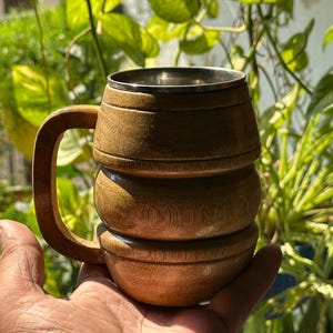 Handgefertigte Holztasse mit Glaseinsatz: Rustikale Kaffeetasse mit Glaseinsatz