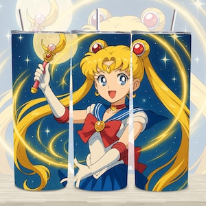 Puede incluir: Un vaso con una vibrante ilustración de un personaje de Sailor Moon. El diseño muestra al personaje con pelo largo y rubio, un uniforme de marinero azul y blanco y un lazo rojo. El fondo es una noche estrellada con luna llena.