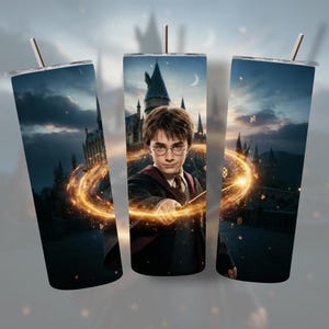 Puede incluir: Juego de tres vasos de acero inoxidable con un diseño de Harry Potter. El diseño incluye a Harry Potter, un castillo y un cielo nocturno. Cada vaso tiene una pajita plateada. Adecuado para bebidas frías.