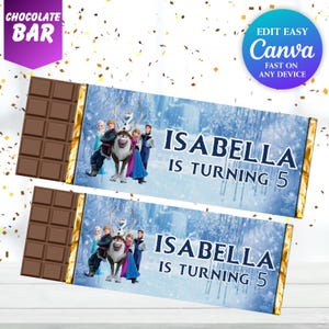 Puede incluir: Dos barras de chocolate con un envoltorio azul y blanco con personajes de una popular película de animación. El envoltorio dice "ISABELLA IS TURNING 5". La esquina superior izquierda de la imagen tiene una pancarta púrpura que dice "CHOCOLATE BAR".