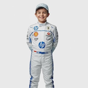 Könnte beinhalten: Ein Kind in einem weißen Rennanzug mit blauen Akzenten und Sponsorenlogos, darunter "HP" und "Shell". Der Anzug hat blaue Streifen und die Nummer "16". Das Kind trägt auch eine hellblaue Kappe.
