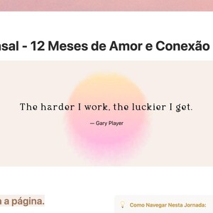 Peut inclure: Une page web avec le texte "Agenda do Casal - 12 Meses de Amor e Conexão" et une citation de Gary Player : "The harder I work, the luckier I get." La page a une palette de couleurs rose et beige avec un bouton de connexion.