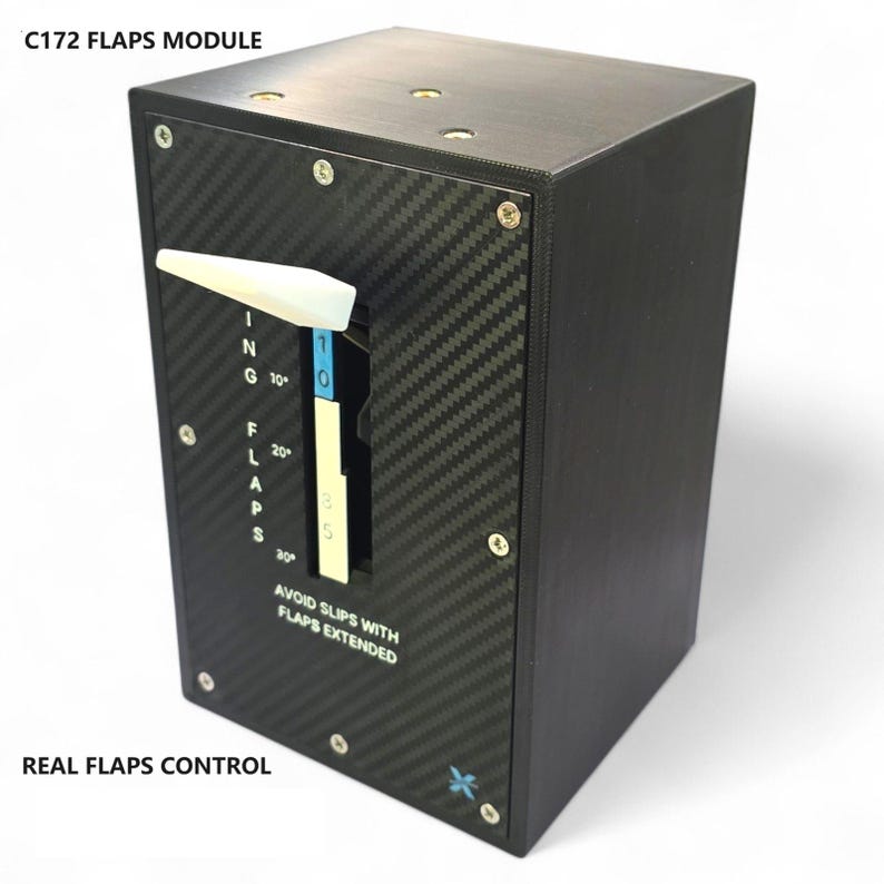 Pu&ograve; includere: Un modulo flap C172 nero con una leva bianca e una trama in fibra di carbonio. Il modulo presenta indicazioni per le posizioni dei flap e il testo "AVOID SLIPS WITH FLAPS EXTENDED". &Egrave; visibile anche il testo "REAL FLAPS CONTROL".