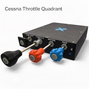 Può includere: Un quadrante acceleratore Cessna nero con un logo X blu. È dotato di comandi etichettati CARB HEAT, THROTTLE, MIXTURE e PROP. Le manopole sono nere, grigie, rosse e blu. Il testo "Cessna Throttle Quadrant" è in alto.