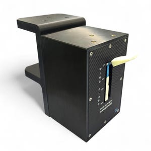 Pu&ograve; includere: Un componente nero del simulatore di volo con una trama in fibra di carbonio. &Egrave; dotato di una leva e di un indicatore che mostra le posizioni delle ali e dei flap. Il testo "AVOID SLIPS WITH FLAPS EXTENDED" &egrave; visibile.