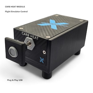 Può includere: Un modulo Carb Heat nero per il controllo del simulatore di volo. Il modulo ha una trama in fibra di carbonio, un logo X blu e la scritta "CARB HEAT". È dotato di un interruttore grigio e di una porta USB. È visibile anche la scritta "Plug & Play USB".