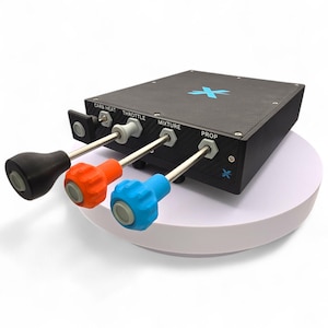 Peut inclure: Un panneau de commande noir avec trois leviers étiquetés CARB HEAT, THROTTLE, MIXTURE et PROP. Les leviers ont des boutons noirs, orange et bleus. Un logo X bleu est sur le dessus.