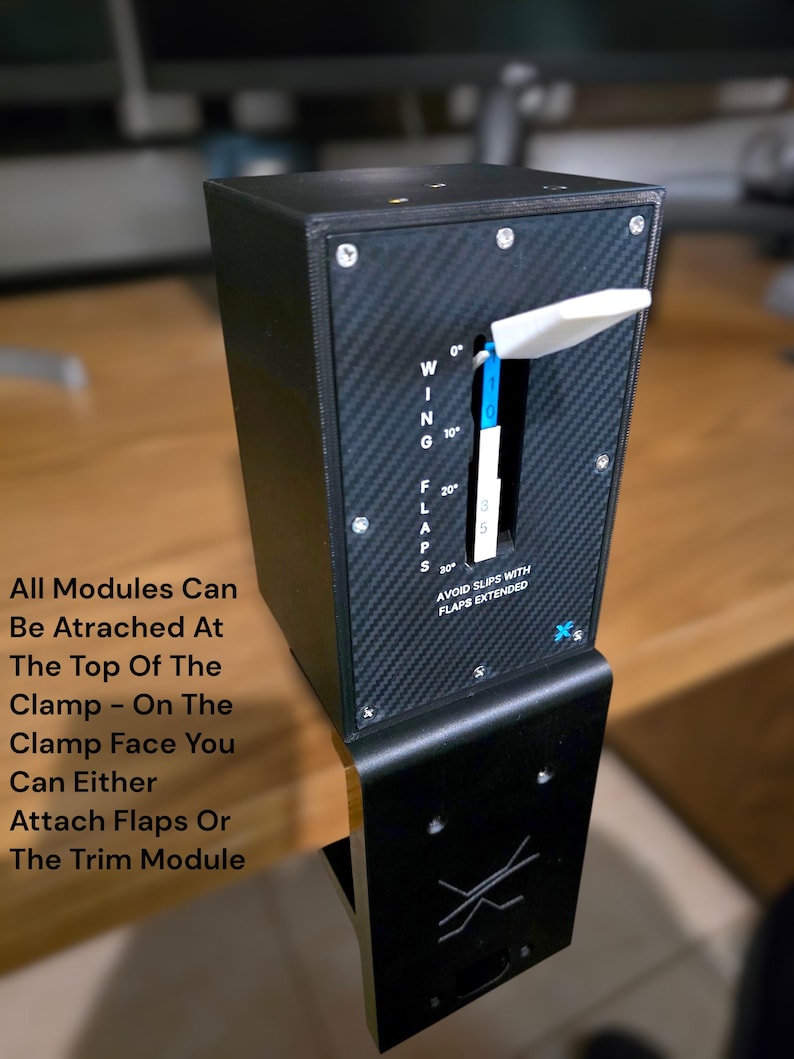 Pu&ograve; includere: Un modulo di controllo nero e argento con una leva bianca e segni blu. Il modulo ha il testo "WING", "FLAPS" e "AVOID SLIPS WITH FLAPS EXTENDED". Il testo aggiuntivo recita "All Modules Can Be Atrached At The Top Of The Clamp".