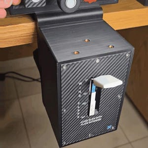 Peut inclure: Un bo&icirc;tier de commande de simulateur de vol noir avec une texture en fibre de carbone. Le panneau sup&eacute;rieur comporte des boutons &eacute;tiquet&eacute;s CARB HEAT, THROTTLE, MIXTURE et PROP. Le panneau avant vertical inclut un levier WING FLAPS gradu&eacute; de 0 &agrave; 30.