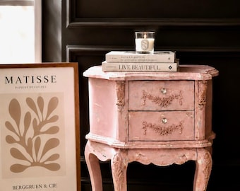 Vintage Rosa Französischer Nachttisch • Distressed Shabby Chic Beistelltisch • Kunstvolle florale Schnitzereien