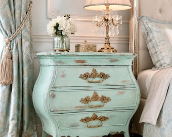 Mesita de noche bombé de Hooker Furniture: cómoda curva de 3 cajones en color turquesa vintage / estilo provenzal francés.