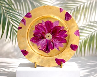Assiette décorative de 11 po. peinte à la main avec des touches florales dorées et magenta. décoration d'intérieur artisanale.