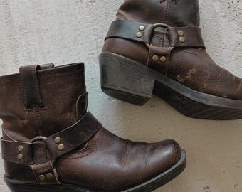 Botas de couro marrom vintage Cabela's, tamanho 7, estilo motociclista, cano curto, estilo western, botas de cowboy com efeito desgastado para mulheres.