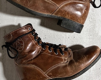 Botas vintage Ariat de couro marrom com cadarço, estilo anos 90 | Botas estilo western roper com efeito desgastado | Botas de cano curto grunge para trabalho | Tamanho feminino 8