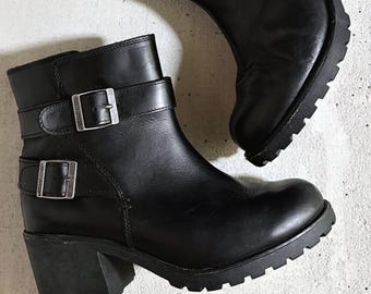 Botas Harley Davidson vintage dos anos 90 em couro preto | Botas de motociclista com fivela | Salto grosso e sola tratorada | Tamanho feminino 8