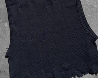 Top corto desgastado, top negro acanalado sin mangas, top estilo punk grunge desgastado, ropa alternativa Y2K reelaborada, tallas S/M/L, Punk Rock Lies