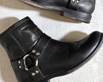 Botas vintage Frye de couro preto com fivela, botas de cano curto estilo motociclista dos anos 2000, tamanho 7 feminino, botas de engenheiro para motociclistas.