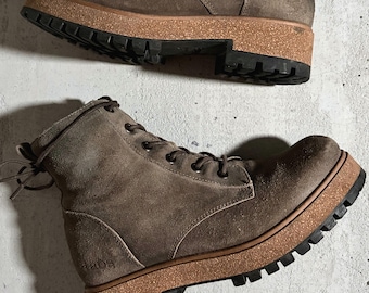 Botas Taos em camurça marrom, femininas, tamanho 6/6,5 EU 37, com cadarço, sola tratorada, cano curto, estilo grunge.