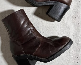 Botas de cano curto vintage Y2K em couro marrom | Botas de salto grosso e bico quadrado | Botas de couro grunge dos anos 90 | X Appeal Tamanho 6,5