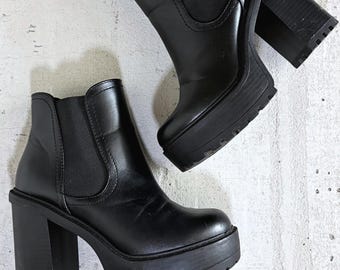 Botas vintage SODA pretas com plataforma | Botas Chelsea de cano curto com salto grosso estilo anos 2000 | Botas grunge góticas dos anos 90 com sola tratorada, tamanho 8,5 feminino.