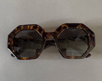1960s/1970s Vintage Style Square Geometric Large Oversized Hexagon Retro Sunglasses - Multiple Colors - Tortoise, Brown, Grey, Black