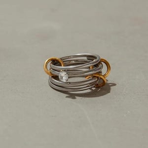 Massief zilveren 5 mm rond geslepen solitaire ring met 3 effen ringen verbonden vergulde in elkaar grijpende band voor damescadeau, SPINELLI KILCOLLIN-band