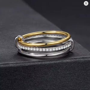 1.50 mm rund geschnittenes weißes Moissanite-Eternity-Band mit zwei einfachen Ringverbinderband, minimalistisches Stapelband, SPINELLI KILCOLLIN Band