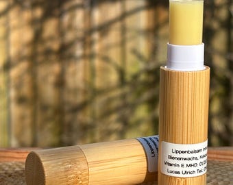 Balsamo labbra naturale e biologico – stick labbra nutriente per labbra screpolate | Protezione labbra sostenibile in un tubetto di bambù, direttamente dall'apicoltore